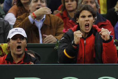 Nadal, junto a su tío Toni, anima a Ferrer desde la grada.