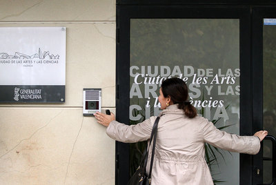 Una empleada entra en las oficinas de la Ciudad de las Artes y las Ciencias de Valencia.