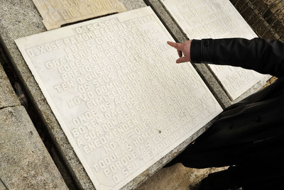 Lápida de Xosé Ramón Fernández-Oxea,  Ben-Cho-Shey , en el cementerio ourensano de San Francisco.
