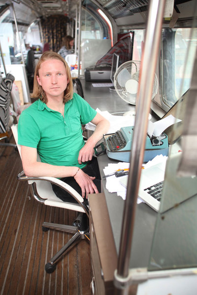 Joe Dunthorne, en el vagón convertido en oficina.