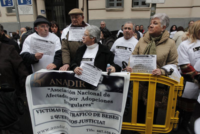 Concentración de afectados por adopciones irregulares y robo de niños ante la Fiscalía General del Estado, el pasado 27 de enero. Ese día, ANADIR presentó una denuncia colectiva ante la fiscalía.