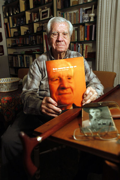 Eugenio Azcárraga en su casa de Valencia, mostrando su libro  Este muerto no soy yo.  