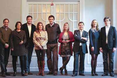 Nueve dirigentes de la joven generación del PSOE. Desde la izquierda, César Luena, Laura Seara, Óscar López, Susana Díaz, Eduardo Madina, rnLeire Pajín, Emiliano García-Page, Pilar Alegría y Juan Moscoso.