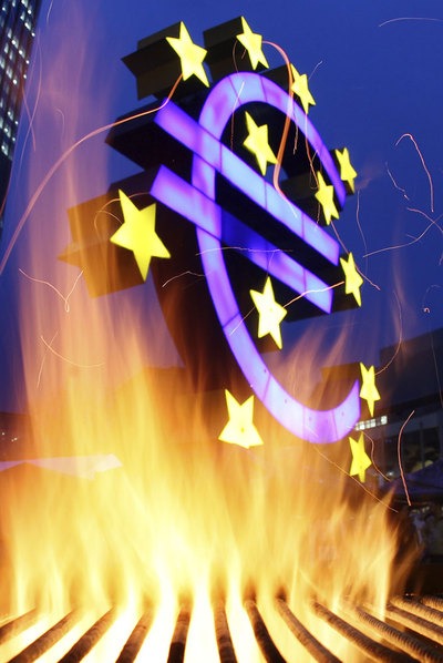 Hoguera del movimiento Ocupa Fráncfort ante la sede del Banco Central Europeo, en noviembre.