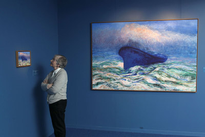 La pintora Mari Puri Herrero contempla su obra  El barco azul  en la exposición de Biarritz.