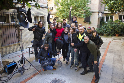 Parte del equipo técnico y actoral de la película   El mundo es nuestro  , ayer durante el rodaje en el barrio sevillano de Triana.
