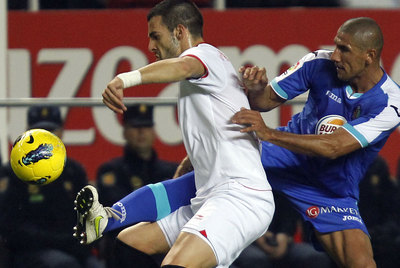 Negredo trata de llevarse el balón ante la oposición de  Cata  Díaz.