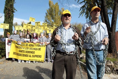 Los concejales de Algete Jesús Coca (izquierda) y Jaime del Barrio protagonizaron el mes pasado un acto de protesta contra el ruido.