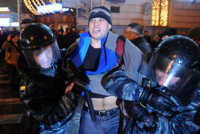 MILES DE RUSOS PROTESTAN POR LAS IRREGULARIDADES ELECTORALES