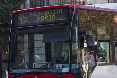 Los autobuses de Barcelona dejan de lucir banderitas en las fiestas señaladas para ahorrar 35.000 euros.