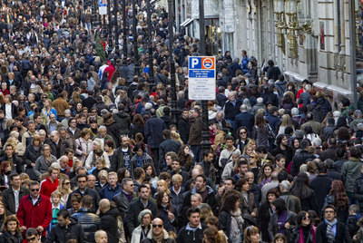 La avenida del Portal de l'Àngel, en Barcelona, muy concurrida, ayer por la tarde.