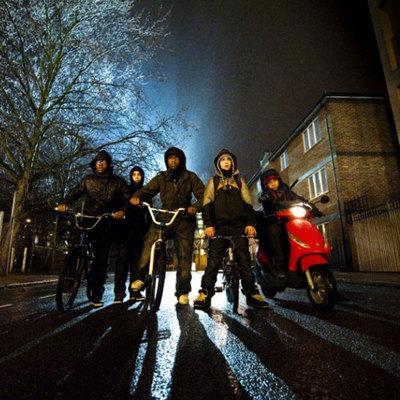 Personajes de  Attack the block , película del realizador británico Joe Cornish ambientada en un barrio de Londres.