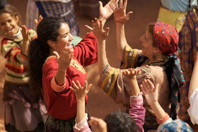 Fotograma de la película de Radu Mihaileanu  La fuente de las mujeres. 