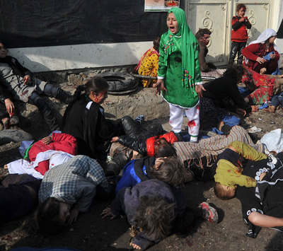 Una niña afgana llora entre los muertos y heridos por el atentado de ayer en el centro de Kabul.