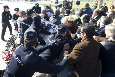 Carga policial contra los trabajadores de La Línea