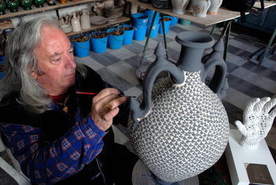 El alfarero Juan Martínez,   Tito,   en un momento de su trabajo.