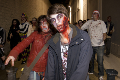 Participantes en la  Zombie Walk  de Alicante a su paso por un callejón.