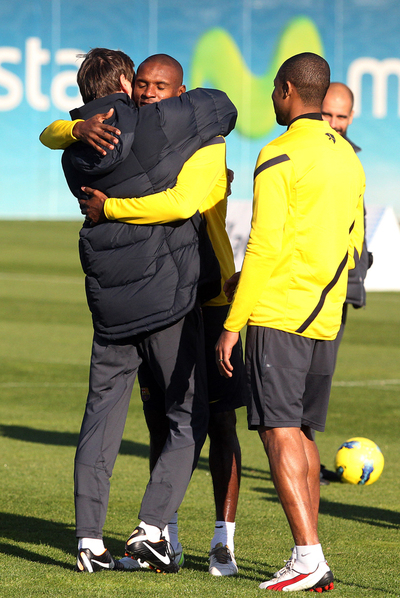 Vilanova se abraza a Abidal en el entrenamiento de ayer.