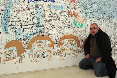 Judas Arrieta posa junto a su mural en la muestra   Ficciones urbanas   del Koldo Mitxelena, en San Sebastián.