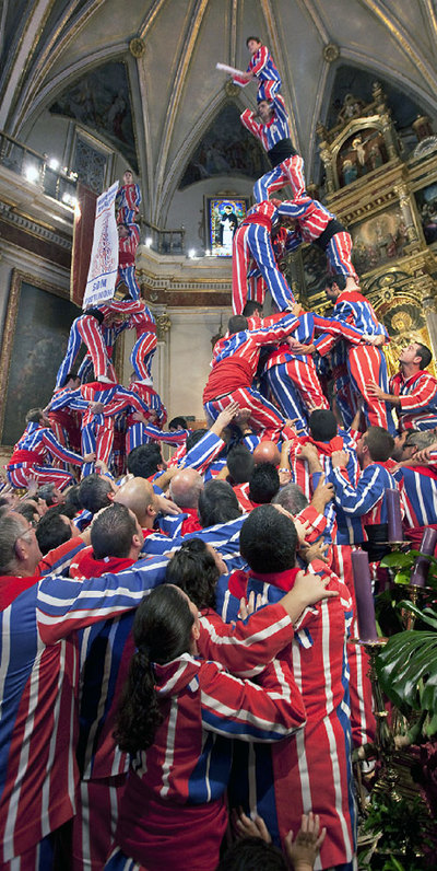 La Muixeranga d'Algemesí, ayer, dentro de la basílica de Sant Jaume.