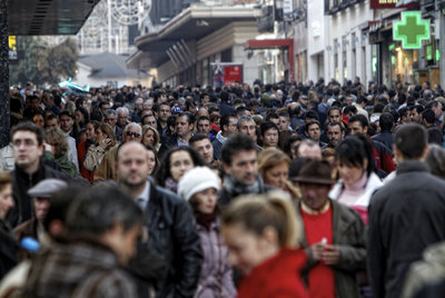 El puente, desbordado por las masas