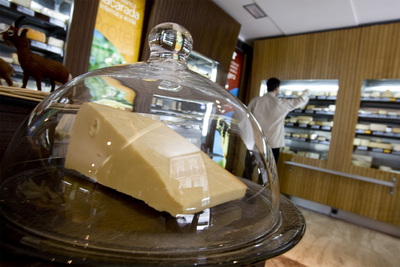 Quesera en la tienda  delicatessen 
