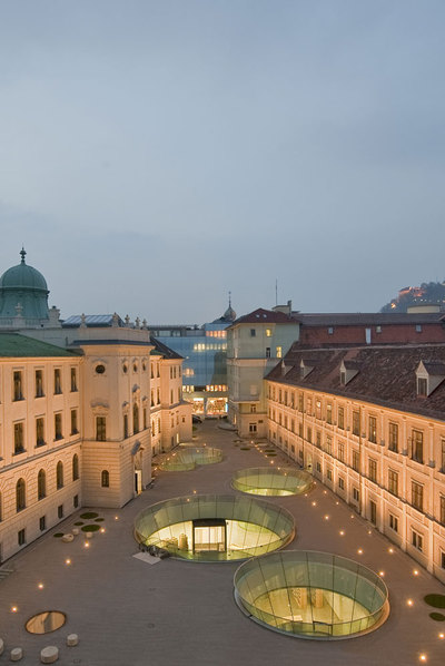 Exterior del rehabilitado Museo Joanneum de Historia Natural en el casco histórico de Graz (Austria).
