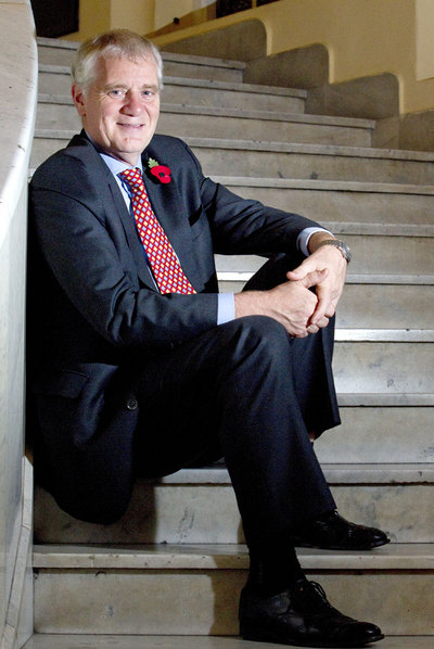 Davidson lamenta el desinterés del británico por otras culturas.