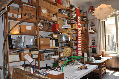 El estudio del diseñador Achille Castiglione (Milán, 1918-2002), con su lámpara Arco, de 1962, y otra colgante de la serie Cocoon, de 1960.