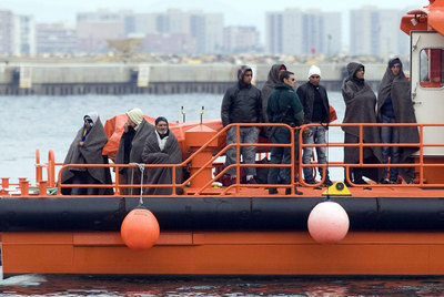 Un mercante salva a 20 inmigrantes