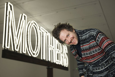 Martin Creed ante una de sus obras recientes,  Mothers,  en la galería de Hauser & Wirth, de Londres.