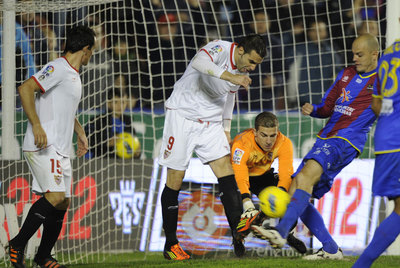 Nano se anticipa a Varas y Negredo para empujar el balón a la red.