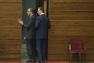 Francisco Camps, expresidente de la Generalitat Valenciana, seguido de Ricardo Costa, anterior secretario general del Partido Popular en la misma comunidad, tras asistir a un pleno de las Cortes valencianas en mayo de 2009, cuando ambos ocupaban sus cargos .