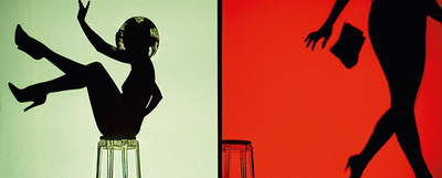 'Glamour sexy'. Las 18 bailarinas consiguen construir un mundo de fantasía sensual en un escenario mínimo.