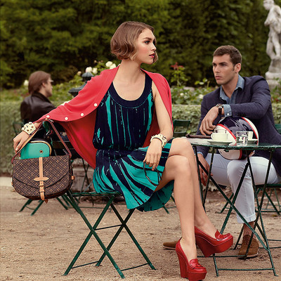 La modelo Arizona Muse, que también protagoniza la campaña publicitaria de la colección, aparece fotografiada en las calles de París con los diseños que Julie de Libran ha creado en colaboración con Sofia Coppola.