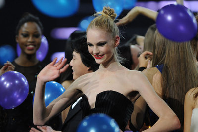Julia Schneider, ganadora del concurso de Elite, saluda en Shanghái, el pasado martes.