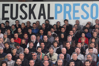 Antiguos presos de ETA reunidos ayer en el frontón de Azpeitia.