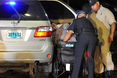 Noriega es llevado en una silla de ruedas a su llegada al aeropuerto de Panamá.