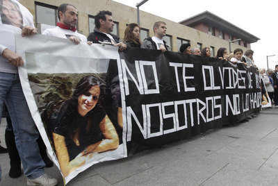 Vecinos y amigos de María Piedad García, durante el acto de ayer.