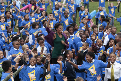 Quizá sea una marca algo absurda, pero ha conseguido romperla. El pasado 11 de octubre, la primera dama de Estados Unidos y otras 300.264 personas de todo el mundo (400 de ellas en la Casa Blanca) saltaron a la vez contra el sobrepeso. Ayer se supo que consiguieron batir el récord Guinness.