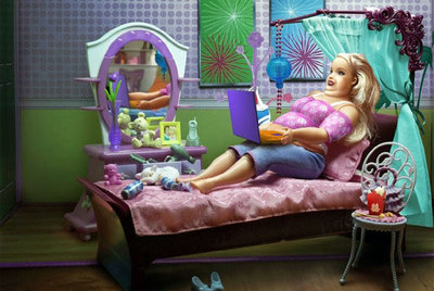 Una insólita  Barbie  entrada en carnes forma parte del proyecto expositivo  A través del espejo .