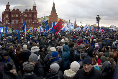 Simpatizantes del partido gubernamental Rusia Unida se manifiestan ante el Kremlin.