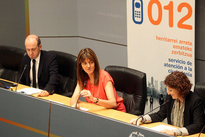 Idoia Mendia, en el centro de la imagen, durante la presentación del balance de Zuzenean ayer en Bilbao.