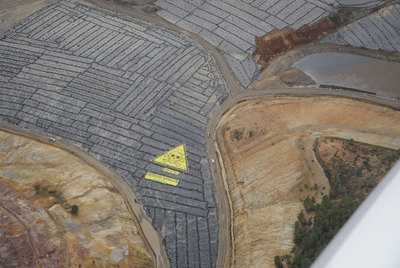 Greenpeace coloca una señal de peligro en el vertedero de Nerva