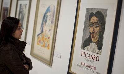 Una visitante en la exposición  Los carteles de Picasso .