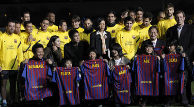 La plantilla del Barça posa junto a varios jóvenes desplazados por la crisis nuclear de Fukushima a los que regaló camisetas.
