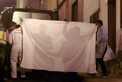 Traslado del cadáver de uno de los menores hallados muertos en su casa en Tenerife.