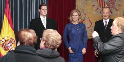 Estatuas de los duques de Palma y el Rey en el Museo de Cera de Madrid.