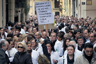 Concentración de farmacéuticos de la Comunidad Valenciana ante la Consejería de Hacienda, ayer, en Valencia.