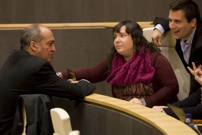 Martin Garitano conversa ayer en el pleno con Idoia Ormazabal, portavoz de Bildu en las Juntas Generales de Gipuzkoa.